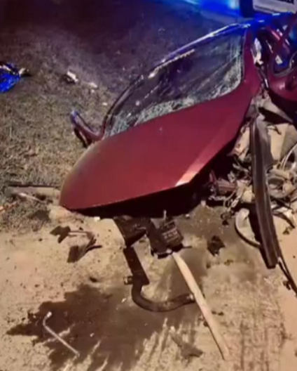 STRAVIČAN PRIZOR NA MESTU GDE SU POGINULA DECA Auto od siline udarca uništen, ostao bez motora i točkova (FOTO) 