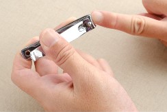 Da li znate čemu služi rupica na grickalici za nokte? 