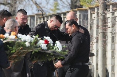 BOLNE SCENE PRED SAHRANU DARKOVOG BRATA Jednu stvar drugovi ne ispuštaju iz ruku (VIDEO)