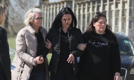 LAZIĆEVU UDOVICU PRIDRŽAVAJU Ivana ne može da stoji na nogama! (VIDEO)