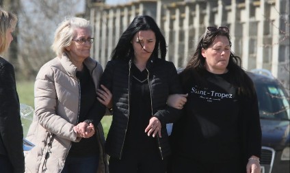 LAZIĆEVU UDOVICU PRIDRŽAVAJU Ivana ne može da stoji na nogama! (VIDEO)