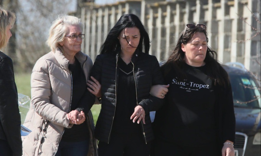 LAZIĆEVU UDOVICU PRIDRŽAVAJU Ivana ne može da stoji na nogama! (VIDEO)