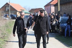 GODINAMA GA NIKO NIJE VIDEO U JAVNOSTI Pevač došao na sahranu brata Darka Lazića i iznenadio sve