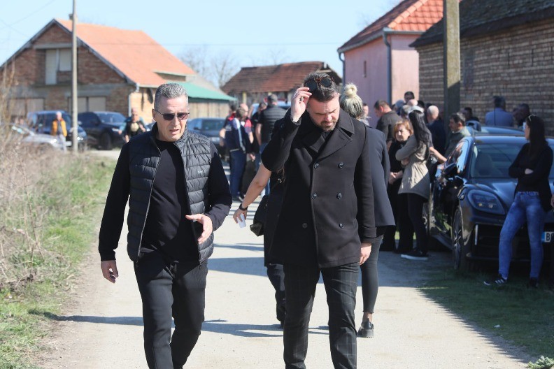 GODINAMA GA NIKO NIJE VIDEO U JAVNOSTI Pevač došao na sahranu brata Darka Lazića i iznenadio sve