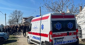 HITNA POMOĆ STIGLA ISPRED LAZIĆEVOG DOMA Evo šta se dešava! (VIDEO)