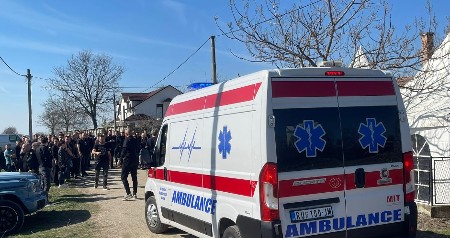 HITNA POMOĆ STIGLA ISPRED LAZIĆEVOG DOMA Evo šta se dešava! (VIDEO)