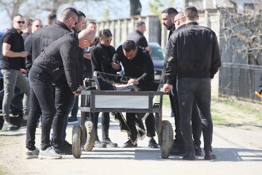 STIGAO ZAJEDNO SA BAJKERIMA Muzičar sahranio sina, a sad je došao da isprati brata Darka Lazića