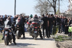 UTUČENA I OTEČENA OD PLAKANJA Darkova bivša došla na poslednji ispraćaj njegovog brata