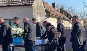 NAJPOTRESNIJA SCENA Darko Lazić van sebe, plače i mazi kovčeg i sve vreme se obraća pokojnom bratu!