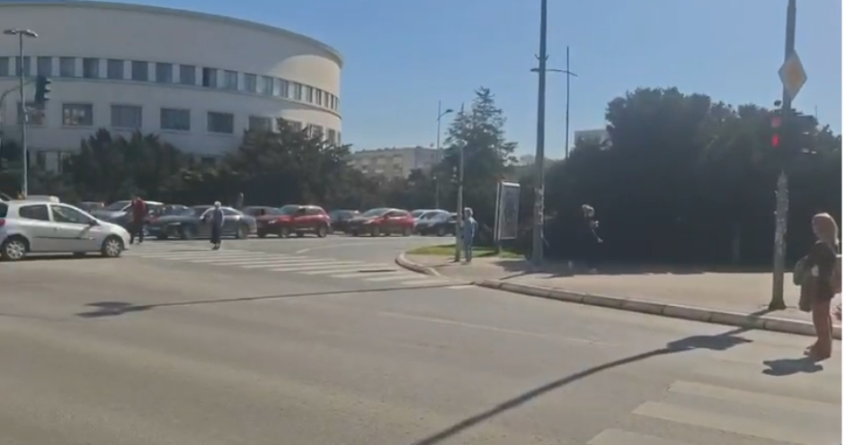 NARODU U NOVOM SADU JE PREKIPELO!  Desetak fašista blokadera maltretira ceo grad! (VIDEO)