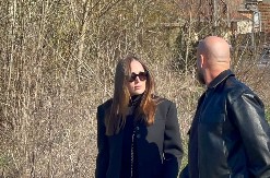 ALEKSANDRA SLOMLJENA OD BOLA DOŠLA U BRESTAČ Pevačica na sahranu stigla sa ovim muškarcem (VIDEO) 