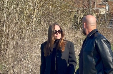 ALEKSANDRA SLOMLJENA OD BOLA DOŠLA U BRESTAČ Pevačica na sahranu stigla sa ovim muškarcem (VIDEO) 