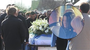 UDOVICA LAZIĆEVOG BRATA NEPOMIČNO STOJI KRAJ SANDUKA Okupljeni oko nje zabrinuti, ne može od bola da dođe sebi