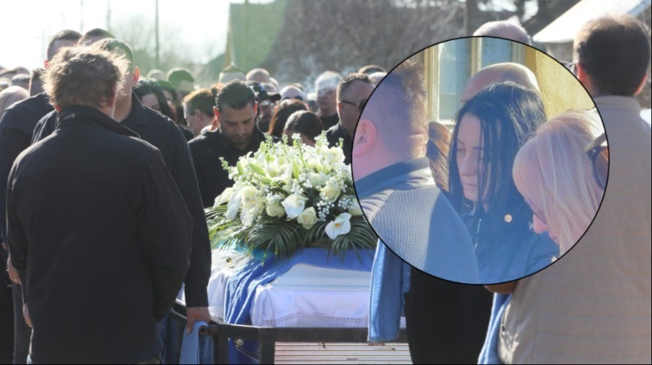 UDOVICA LAZIĆEVOG BRATA NEPOMIČNO STOJI KRAJ SANDUKA Okupljeni oko nje zabrinuti, ne može od bola da stoji