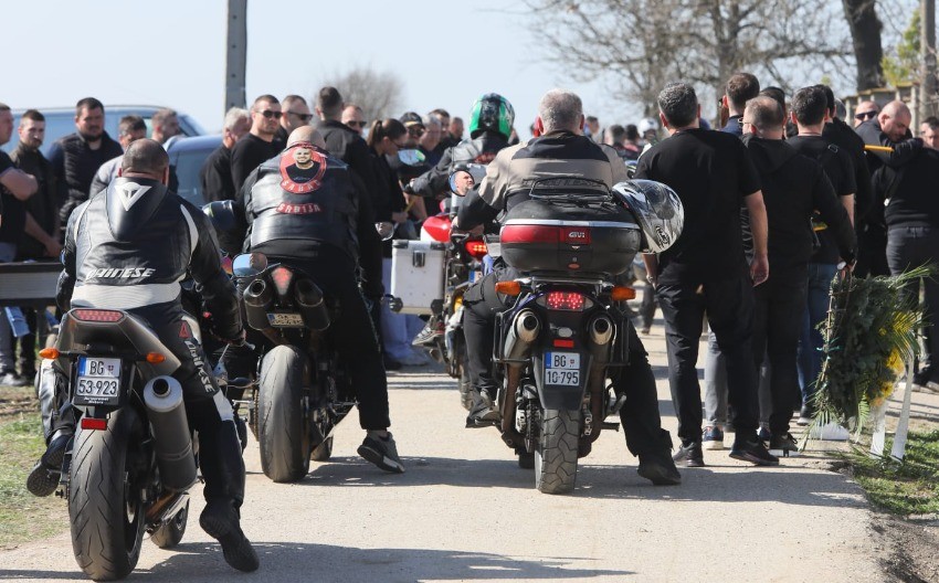 UJEDINJENI U TUZI Motorima došli do Lazićevog groba, srceparajući prizor kida dušu na komade! (VIDEO)