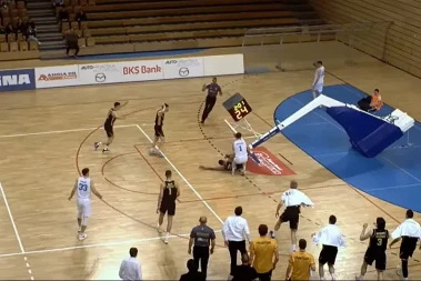 JEZIVA SCENA U HRVATSKOJ Igrač Splita srušio konstrukciju koša, utakmica prekinuta 