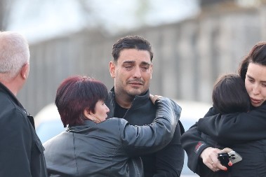 NAJTUŽNIJI DAN U PORODICI DARKA LAZIĆA Pevač sahranjuje brata, a jedna stvar na groblju rasplakaće sve