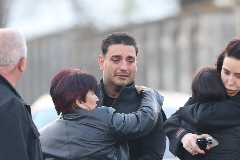 NAJTUŽNIJI DAN U PORODICI DARKA LAZIĆA Pevač sahranjuje brata, a jedna stvar na groblju rasplakaće sve