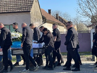 PLAVI PEŠKIRI NA SANDUKU DARKOVOG BRATA KRIJU TUŽNU SIMBOLIKU Pevač ih je izabrao sa razlogom