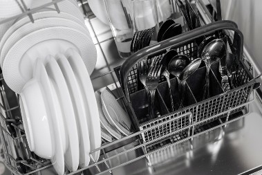 NIKAKO IH NE STAVLJAJTE U MAŠINU ZA SUDOVE Ove stvari iz kuhinje se najbrže uništavaju, mnogi prave istu grešku!