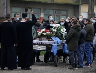 BRATA SAHRANIO SA MIKROFONOM, A OCU U GROB STAVIO JE OVU STVAR Darko Lazić se ne miri sa gubitkom 