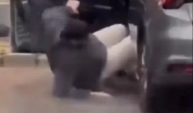 UŽASNA POPLAVA, URNEBESAN PAD Pokušao da uđe u auto po nevremenu, pa pao na glavu - snimak nasmejao milione!