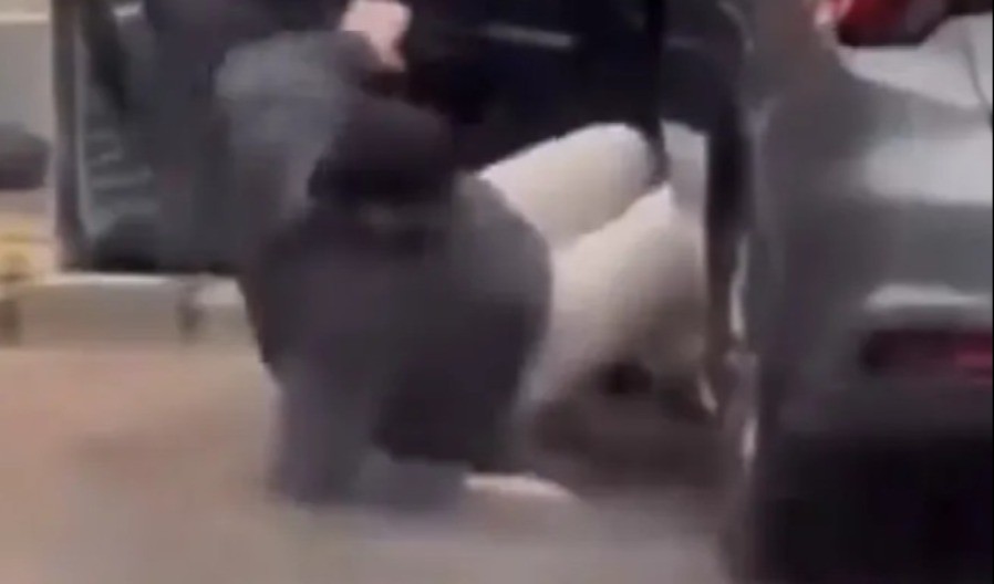 UŽASNA POPLAVA, URNEBESAN PAD Pokušao da uđe u auto po nevremenu, pa pao na glavu - snimak nasmejao milione!