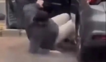 UŽASNA POPLAVA, URNEBESAN PAD Pokušao da uđe u auto po nevremenu, pa pao na glavu - snimak nasmejao milione!