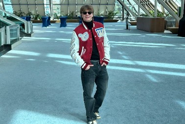 EVO ŠTA RADI PRE KONCERTA Jakov Jozinović izveo performans u novosadskoj kafani! (FOTO)