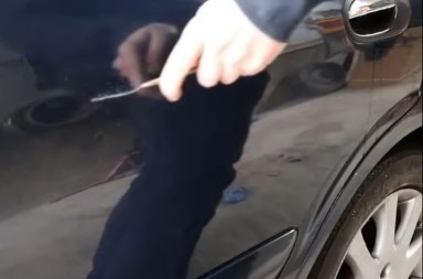 IMATE OGREBOTINU NA AUTU? Evo šta se desi kad je namažete pastom za zube, ljudi ostaju u šoku!