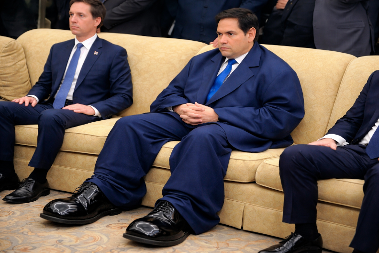 TRAMP IH OBUO, MREŽE IH SVUKLE! Poklon iz OVALNOG KABINETA pretvoren u BLAM VEKA! (FOTO)