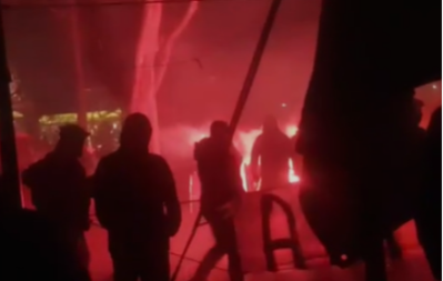 BLOKADERI BACALI BAKLJE NA POLICIJU Hteli su da ih sprže žive! 