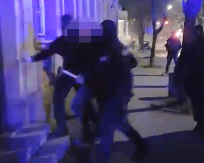 PRETUKLI MLADIĆA ISPRED KAFIĆA Dvojica uhapšena zbog teških povreda koje su naneli muškarcu (26)