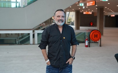 OVO JE SUPRUGA TONIJA CETINSKOG KOJA GA SRAMNO BRANI Mlađa od njega 15 godina i treća mu je žena (FOTO)