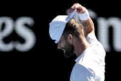 POMRAČENJE UMA Bacio reket van stadiona, šokirao sve na tribinama