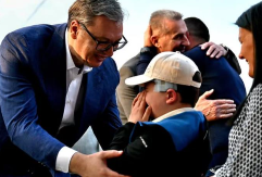 "TEŠKO SAM IZDRŽAO DA NE ZAPLAČEM" Vučić objavio fotografije sa Andrijom koji boluje od retke bolesti: Država je preuzela sve obaveze o njegovom lečenju