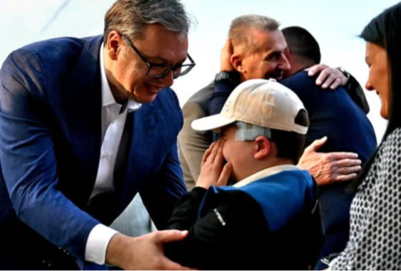 "TEŠKO SAM IZDRŽAO DA NE ZAPLAČEM" Vučić objavio fotografije sa Andrijom koji boluje od retke bolesti: Država je preuzela sve obaveze o njegovom lečenju