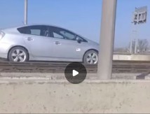 LUDNICA NA MOSTU NA ADI Vozio auto na šinama u kontrasmeru, tramvaj samo što nije naleteo (VIDEO)