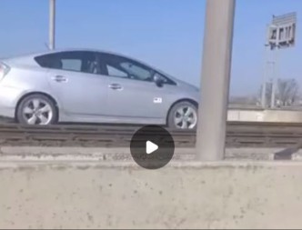 LUDNICA NA MOSTU NA ADI Vozio auto na šinama u kontrasmeru, tramvaj samo što nije naleteo (VIDEO)