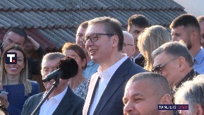 VUČIĆ OBILAZI SELO KOTRAŽA U LUČANIMA, VELIKI BROJ LJUDI DOŠAO DA GA POZDRAVI Stiže voodovod i putevi! Ljudi iznose zahteve predsedniku
