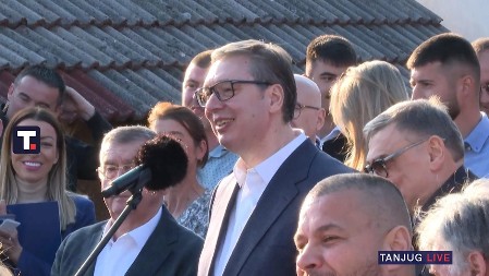 VUČIĆ OBILAZI SELO KOTRAŽA U LUČANIMA, VELIKI BROJ LJUDI DOŠAO DA GA POZDRAVI Stiže voodovod i putevi! Ljudi iznose zahteve predsedniku