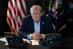 ŠOK U BELOJ KUĆI! Trampova desna ruka obolela od raka, predsednik se hitno oglasio!