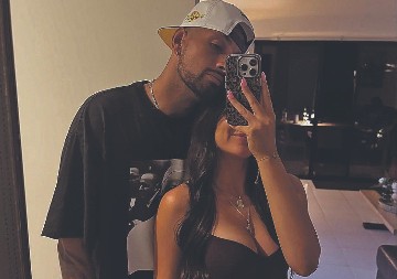 NOVA MUZA Australijanac daleko od ozbiljnog tenisa, a uvek blizu lepih devojaka, evo je još jedna...