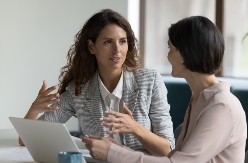 Glumi ljubaznost, a ne podnosi vas: Ovi signali odaju dvoličnu osobu