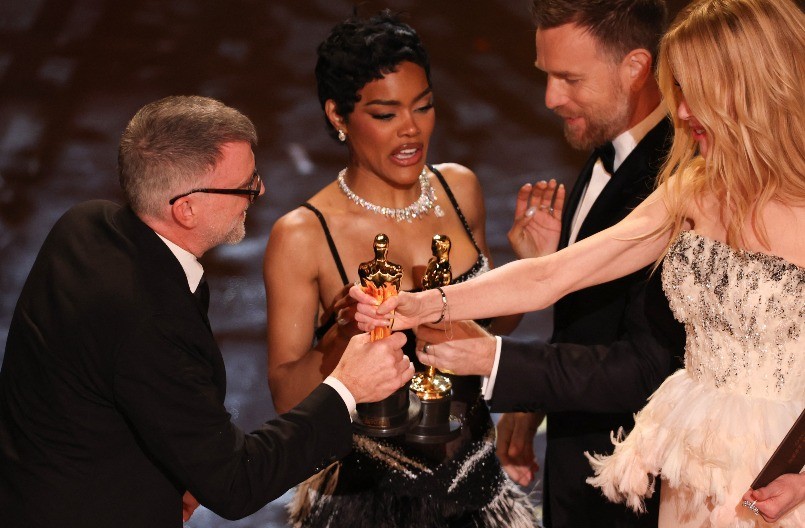 SKANDAL NA DODELI OSKARA Tejana Tejlor URLALA iz sveg glasa, orio se bekstejdž (VIDEO)