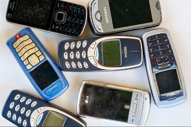 MOŽETE OZBILJNO DA ZARADITE Stari mobilni telefoni vrede ČITAVO BOGATSTVO - evo koji su najtraženiji (VIDEO)