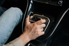 TIHA KATASTROFA ZA VAŠ AUTOMOBIL Ovu grešku pravi svaki vozač, a uništava motor i menjač!