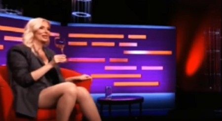 KADA JE PREKRSTILA NOGE, SVE JE STALO Ovakvo izdanje voditeljke je sve gledaoce ostavilo bez daha (FOTO)