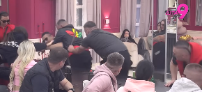 BORA SANTANA IZGUBIO KOMPAS Počeo da davi učesnika, učesnici i obezbeđenje skočili na njega!