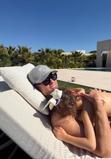 RONALDO SE ISTOPIO U NJENOM ZAGRLJAJU Emotivna poruka sve govori: Ovo su divni trenuci